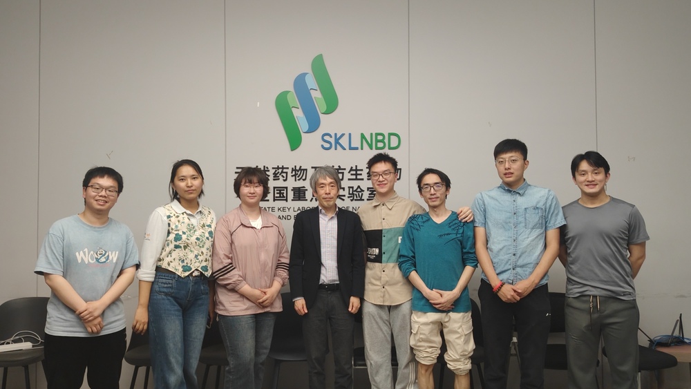 学生集体合影.jpg